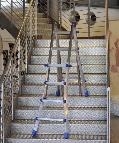 Equipe la scala telescopica in alluminio utilizzabile a cavalletto, zoppa e allungata (foto Marchetti Scalificio)