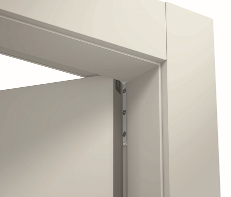 Una speciale guarnizione accoglie dolcemente l’anta garantendo una chiusura morbida e perfetta. Le cernniere reversibili sono a scomparsa