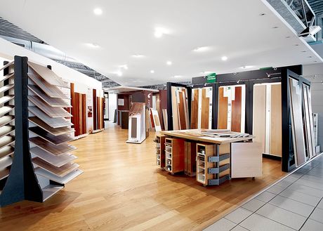 Il catalogo dell’azienda comprende oltre 39mila referenze dal materiale strutturale alle finiture, tra cui i rivestimenti per pavimenti in legno