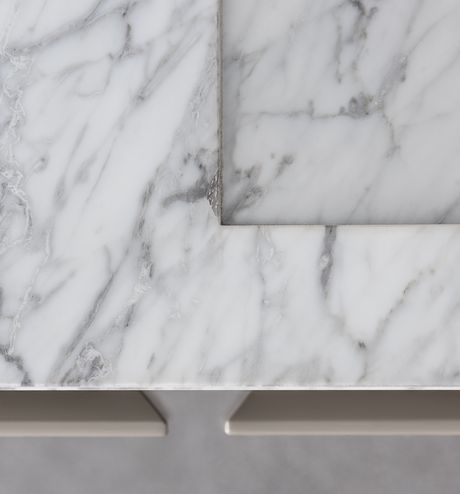 Un piano liscio e leggermente inclinato che costringe il deflusso dell’acqua in una via prestabilita, una sorta di invisibile taglio longitudinale lungo uno dei lati più corti della vasca nel quale sembra scomparire