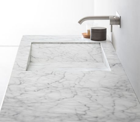 Il piano in marmo di Carrara patinato opaco misura cm 192×50 e ha una profondità di 12 centimetri.