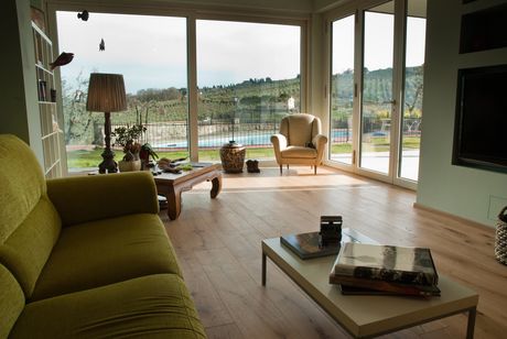 Grazie alle ampie vetrate c’è un rapporto di continuità fra interno ed esterno (foto Rizzi Scale)