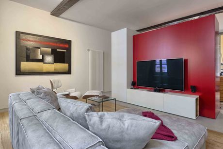 Una vista del soggiorno: appeso alla parete il quadro “Fuoco” ha dato lo spunto per tutto il progetto di ristrutturazione (foto Alessio Gioana)