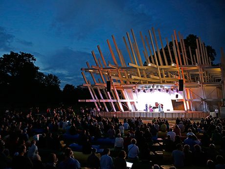Il padiglione offre un ampio auditorium con un palcoscenico (foto Frank Dinger, Michael Kneffel)