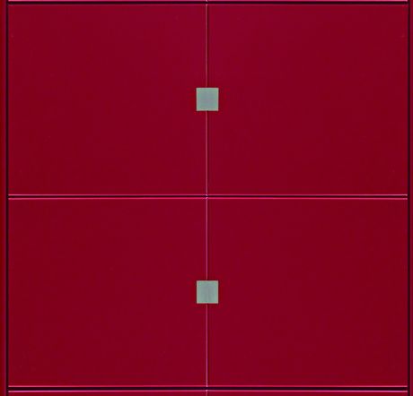 La porta Futura nella versione pannello Helsinki pantografato rosso rubino con inserti (foto Gardesa)