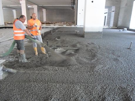 La fase di pompaggio del cemento con l’argilla espansa per realizzare i sottofondi (foto Leca)