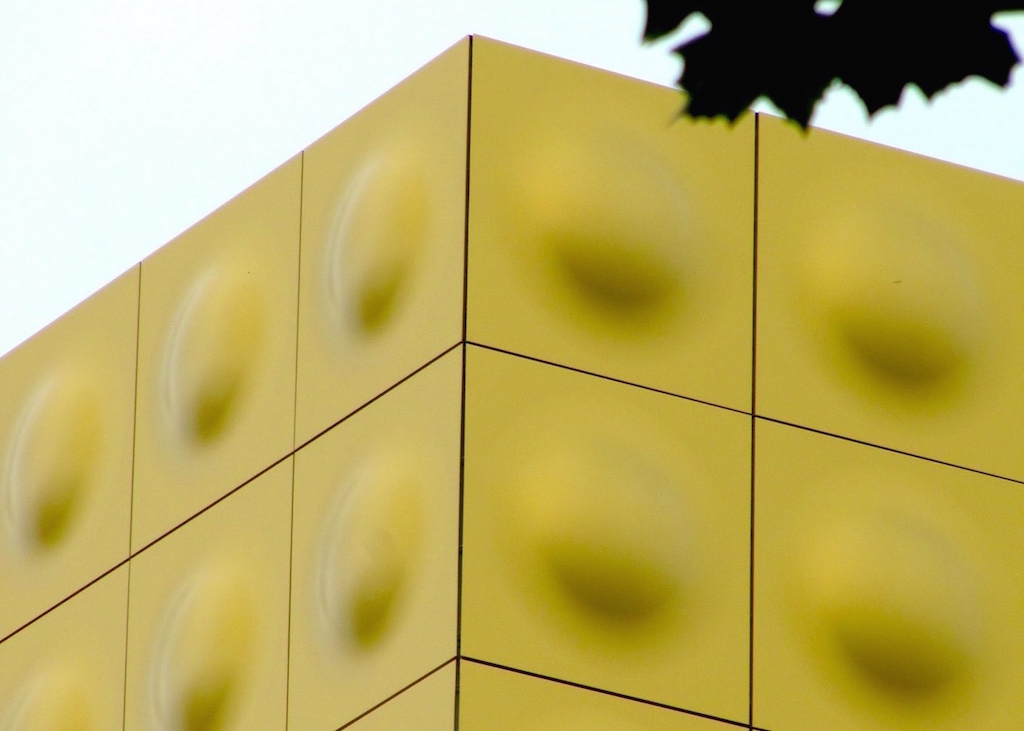 edilizianews.it Particolare delle cassette nelle quali è stata formata una sagoma sferica idroformata (foto di Elval Colour)