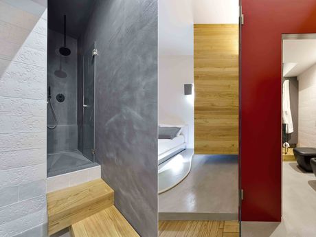 Il bagno più piccolo affaccia direttamente sulla camera da letto degli ospiti. Nel blocco sospeso in legno è racchiuso il box doccia (foto Alessio Gioana)