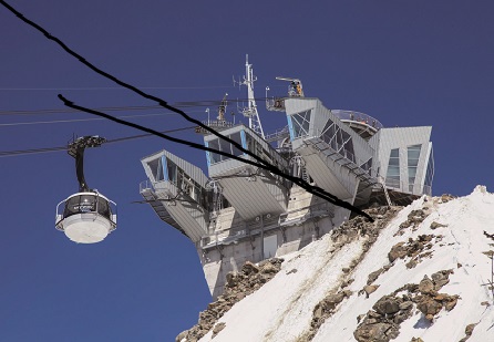 Mollo Noleggio ha fornito al cantiere per la nuova funivia del Monte Bianco le piattaforme aeree (foto Enrico Romanzi)
