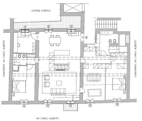 Il soggiorno è stato ampliato ed è diventato anche cucina e angolo pranzo. Sono state realizzate due zone notte, una con studiolo, camera da letto e bagno, l’altra con una grande cabina armadio che distribuisce al bagno, a una sala giochi e alla camera da letto principale