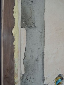 Applicazione schiuma per isolamento infissi