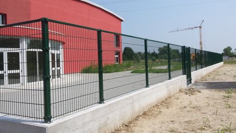 : Nylofor City garantisce la sicurezza dei minori all’interno del plesso scolastico e, grazie a una maglia non troppo stretta dei pannelli, garantisce una buona visibilità (foto Betafence)