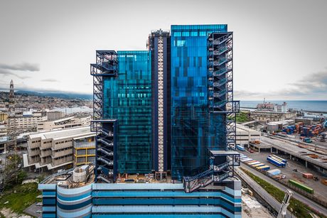 Vetrate colorate per definire una sfumatura sull’intero sviluppo delle facciate delle tre torri (foto Agc)