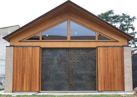 La facciata in legno della chiesetta di Cerro Maggiore (foto Blm Domus)