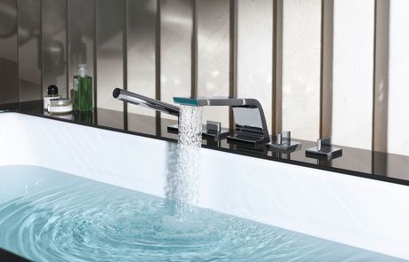 40 sottili lamelle d’acqua sfiorano morbidamente le mani con una portata di soli 3,9 litri al minuto (foto Dornbracht)
