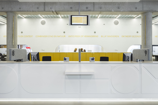 Gli sportelli aperti al pubblico dove domina il bianco della pietra acrilica Hi-Macs (foto Horizon Photoworks Rotterdam)