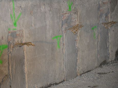 Si sono migliorati gli ammorsamenti con i muri d’ambito perimetrali anche attraverso l’uso di connessioni (foto Ruredil)