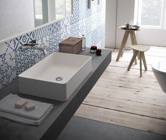 Grazie alla superficie non porosa, i lavabi Hi-Macs non assorbono l'umidità, resistono alle macchie e sono facile da pulire (foto Hi-Macs)