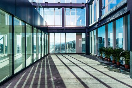 Toni più chiari sui fronti meno esposti all’irraggiamento solare, più scuri sui fronti maggiormente soleggiati (foto Agc)