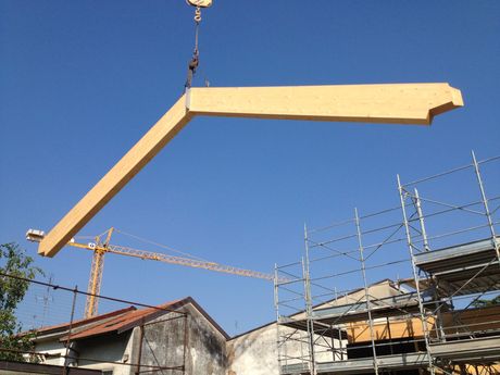Uno dei momenti della realizzazione con la posa degli elementi prefabbricati in legno (foto Blm Domus)