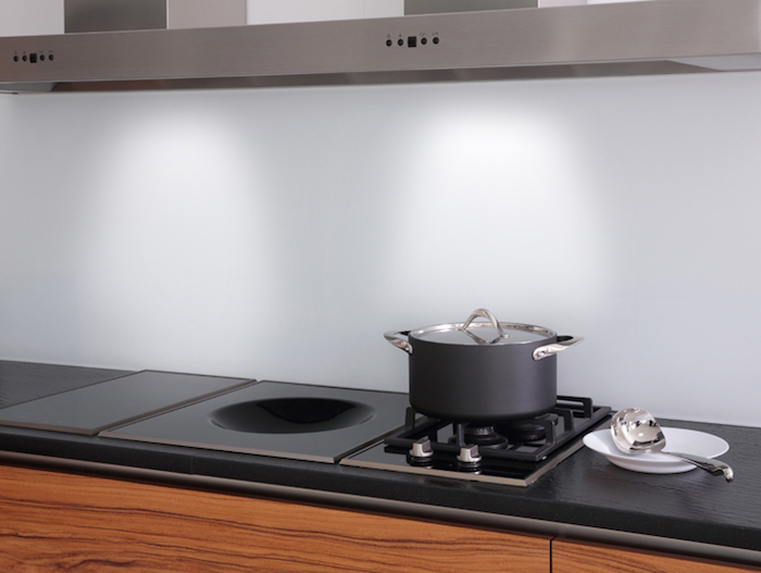 Matelac T di AGC utilizzato per la realizzazione di un pannello antischizzi per cucina (foto di Hubert Hesoun per Agc Glass Europe)