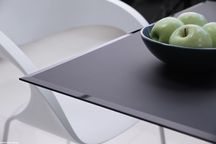 Matelac T Deep Black di Agc (foto di Hubert Hesoun per Agc Glass Europe)
