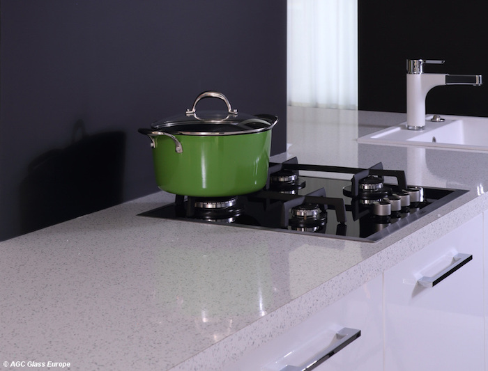 Il nuovo vetro Matelac T Deep Black di Agc è stato utilizzato per la realizzazione di un pannello antischizzi per cucina (foto di Hubert Hesoun per Agc Glass Europe)