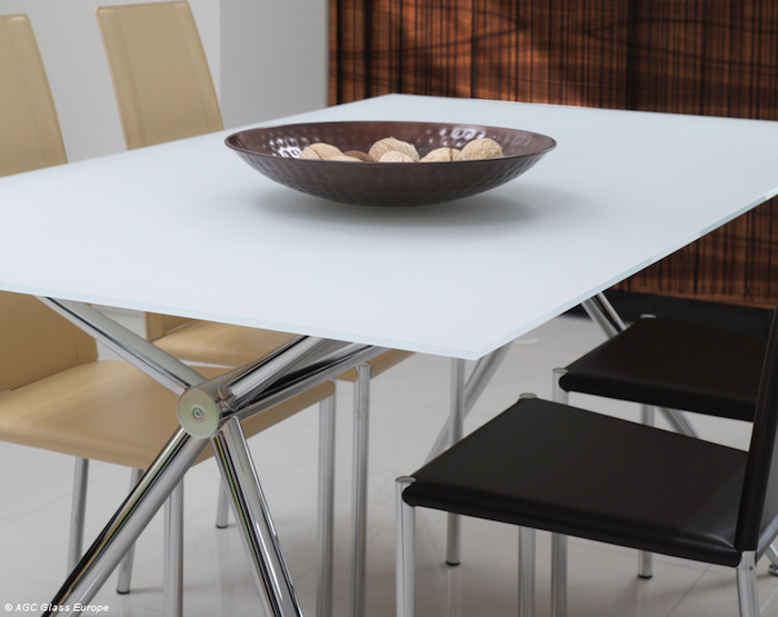 Matelac T Crisp White di Agc per un tavolo da pranzo (foto di Hubert Hesoun per Agc Glass Europe)