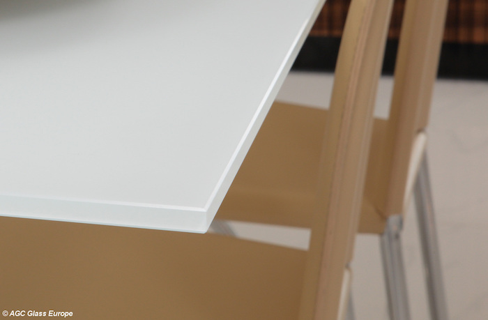Particolare del tavolo in Matelac T Crisp White di Agc (foto di Hubert Hesoun per Agc Glass Europe)