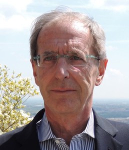 Leonardo Angelini: «manutenzione e conservazione… come il contadino» «L’area ricade nel territorio di Ubiale Clanezzo sulla sponda destra del Brembo, delimitato a sud dalla confluenza dell’Imagna nel Brembo e a nord dal torrente Brembilla. L’abitato di Ubiale Clanezzo, isolato rispetto ai territori circostanti, ha avuto bisogno di sviluppare comode e veloci vie di comunicazione per soddisfare le esigenze della popolazione. Tra queste i collegamenti con la sponda sinistra del Brembo dove scorreva l’arteria commerciale della Valle Brembana.  La più netta sensazione trasmessa dai percorsi nell’atto delle prime valutazioni preliminari al progetto fu la loro capacità di autoconservarsi in relazione all’utilizzo nel processo storico che ne ha determinato la formazione e la progressiva trasformazione – spiega l’arch. Leonardo Angelini, progettista e direttore dei lavori considerando che – i monumenti sono spesso tacciati di sindrome di autoconservazione, nel senso che restano uguali a loro stessi e talvolta muti mentori di una storia che non c’è più. In questa accezione non si inserisce certo la vicenda del nostro monumento, per il quale autoconservarsi è stato piegarsi o adattarsi via via nel migliore dei modi alla funzione che doveva svolgere. 