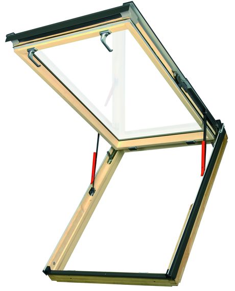 Nella modalità a bilico, Fep può essere ruotata fino a 180° per effettuare con il massimo comfort le operazioni di pulizia esterna o l’accesso alla copertura (foto Fakro)