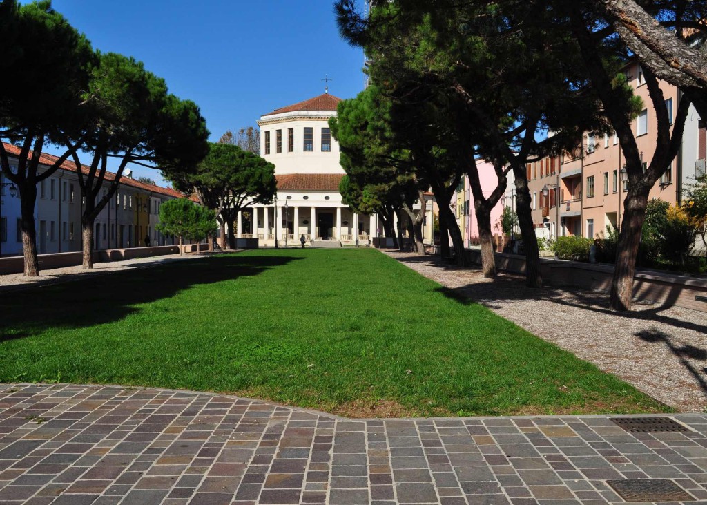 Lo spazio pubblico, totalmente fruibile, della Piazza XX Settembre a Rovigo (foto Geoplast)