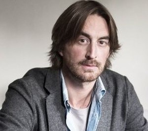 Arch. Luca Rutelli «…si è voluto creare un edificio il più possibile vetrato senza rinunciare alla schermatura del sole. Le vetrate incorniciano il parco circostante valorizzando ulteriormente il grado di comfort abitativo che si è garantito con tutte le altre scelte costruttive».