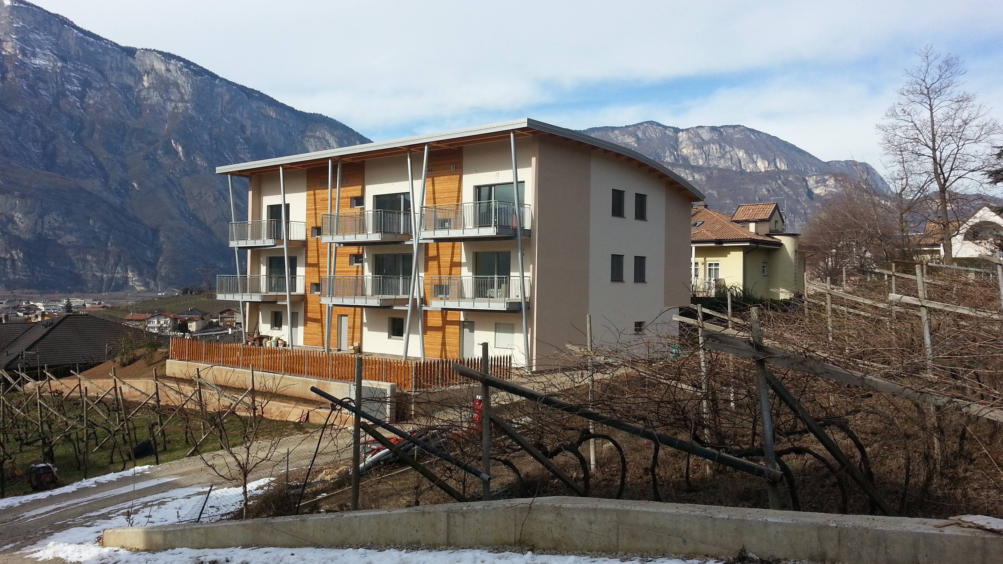 Tre appartamenti indipendenti costituiscono l’edificio residenziale fortemente orientato al contenimento dei consumi energetici (foto Hörmann)