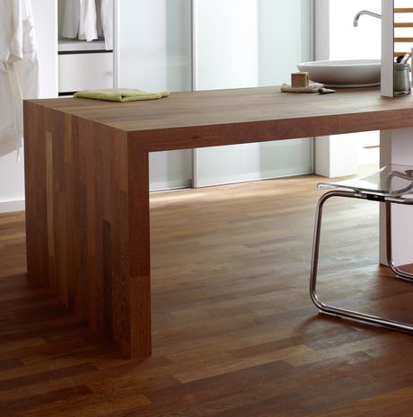 La finitura a olio naturale e la posa a colla eseguita da artigiani specializzati si abbinano alla qualità dei legnami, certificati al 100% Fsc provenienti da foreste gestite eticamente e in modo sostenibile. (foto Bauwerk)