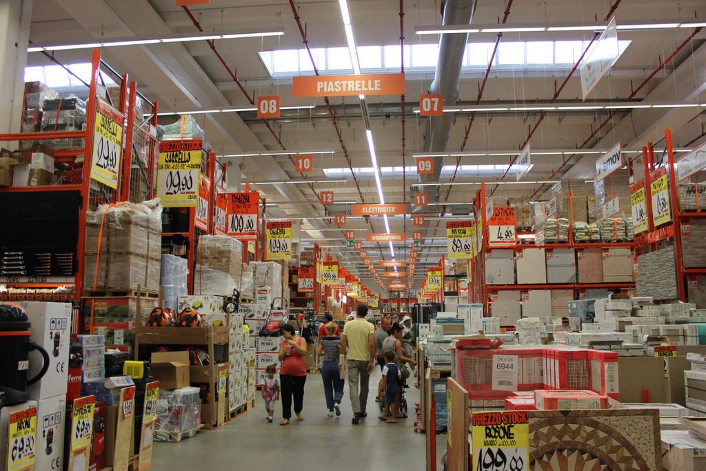 Uno dei corridoi di Bricoman di Carate Brianza (foto Luigi Paonessa)