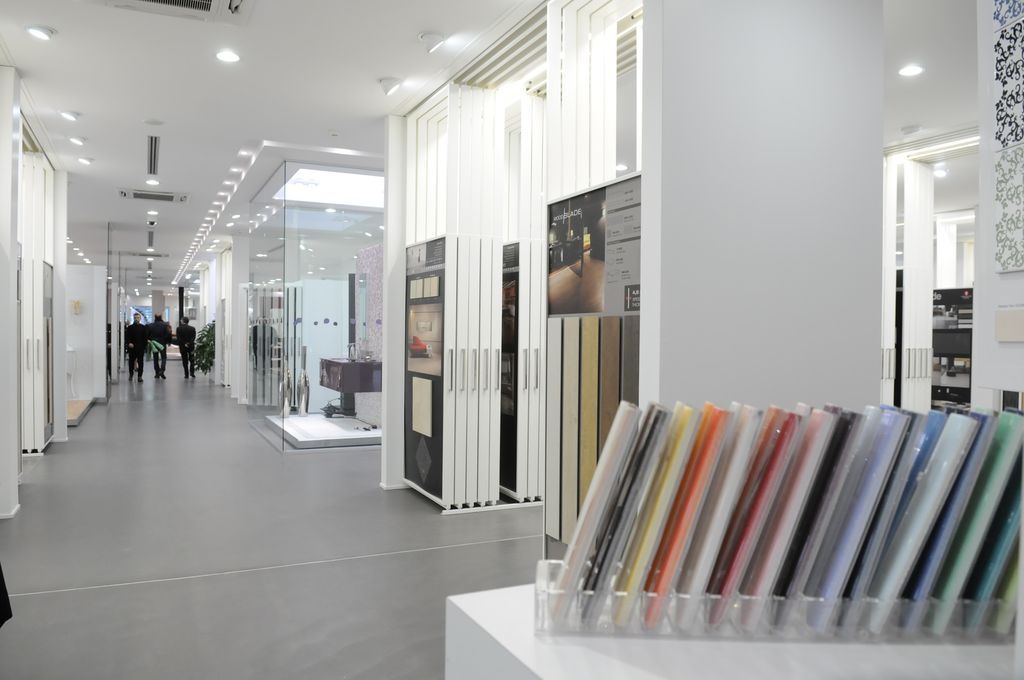 L'esposizione degli elementi di rivestimento dello showroom Quartarella (foto Quartarella)