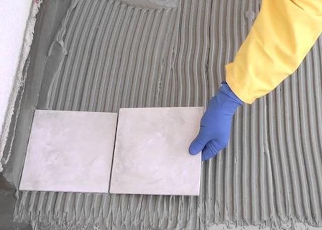 Ceralastic è un collante, impermeabilizzante o entrambi contemporaneamente, in un unico comodo sacco (foto Sika)