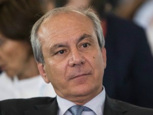 Armando Zambrano | Presidente Cni «Alla luce di questi fatti riteniamo sia necessario attivare un processo di maggiore qualificazione delle stazioni appaltanti. D’altra parte, la funzione di programmazione e controllo svolta dalle stazioni dovrebbe essere tenuta quanto più possibile distinta dalle attività di progettazione. Questa va affidata a tecnici esterni. È per questo che da tempo insistiamo perché venga restituita centralità al progetto. Volendo sintetizzare, la nostra formula ideale è la seguente: alla pa e alle stazioni appaltanti il ruolo di guida, programmazione e controllo, ai tecnici esterni la progettazione».