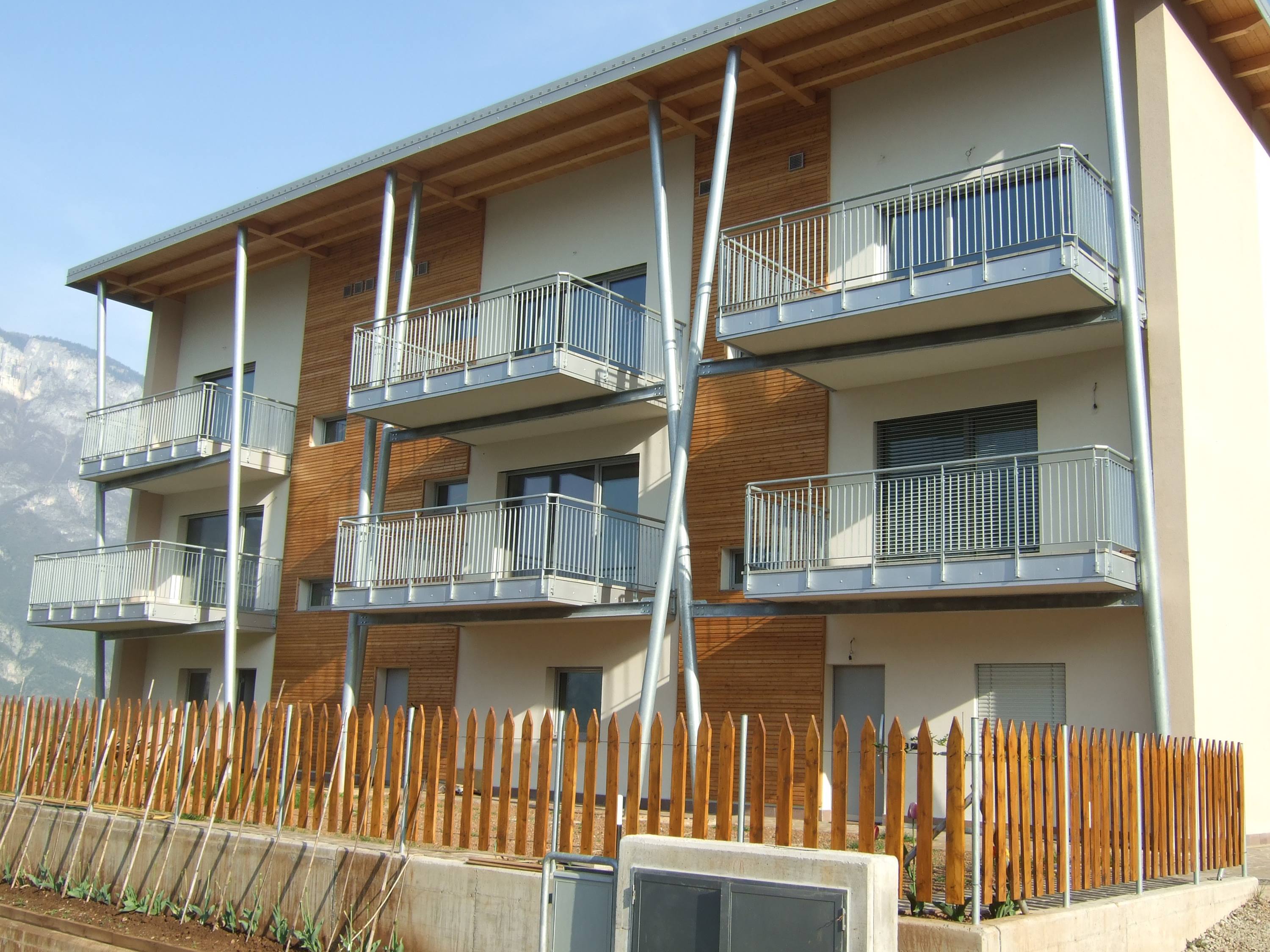 Oltre la metà del fabbisogno termico è fornito dall’irraggiamento solare attraverso le grandi superfici vetrate rivolte a sud (foto Hörmann)