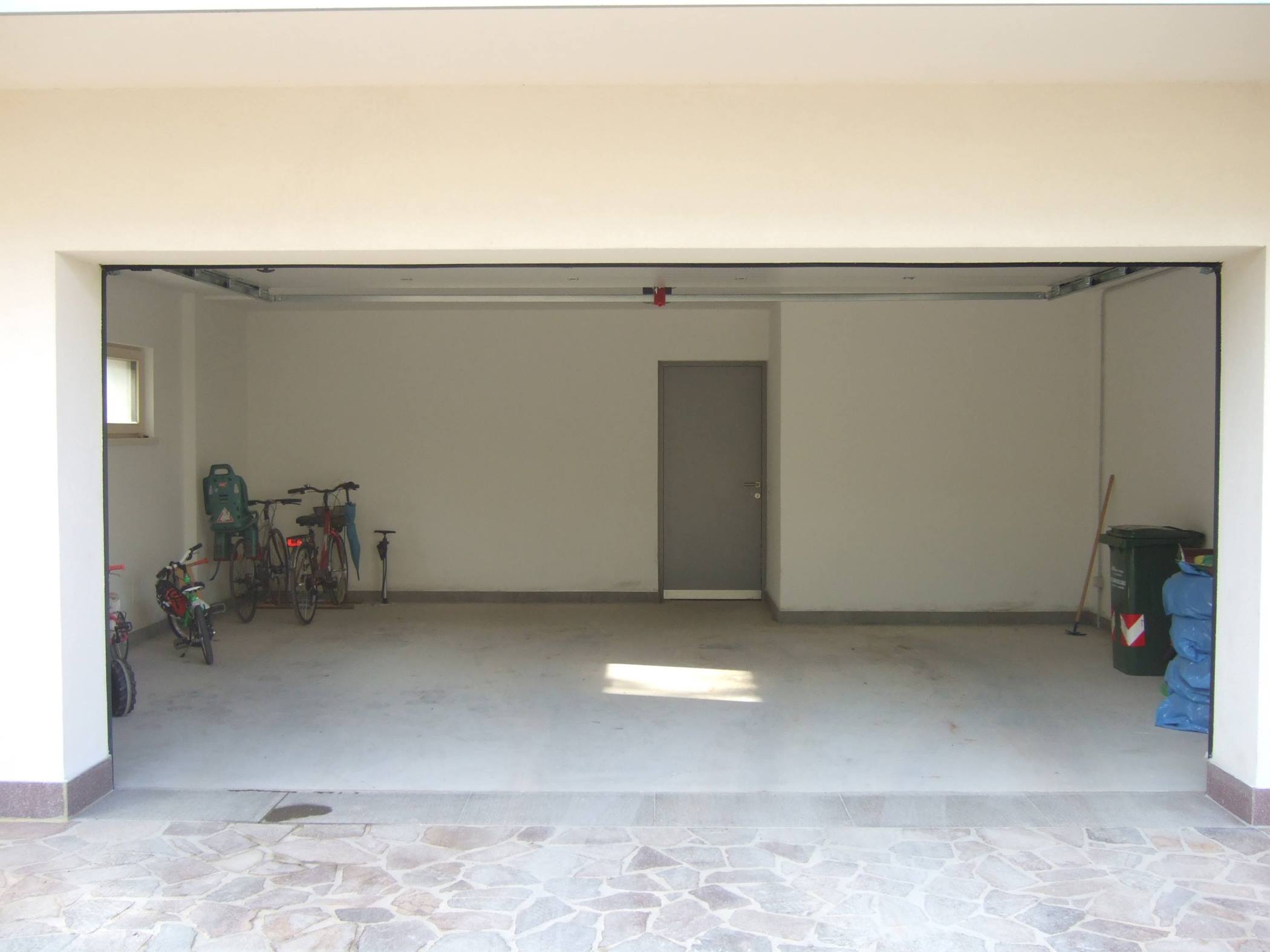 Tutti i portoni sezionali istallati nell’edificio sono corredati di motorizzazione Supramatic P attivata da trasmettitori a 4 tasti e ricevitori, più pulsante interno, con funzionamento controllato da fotocellula (foto Hörmann)