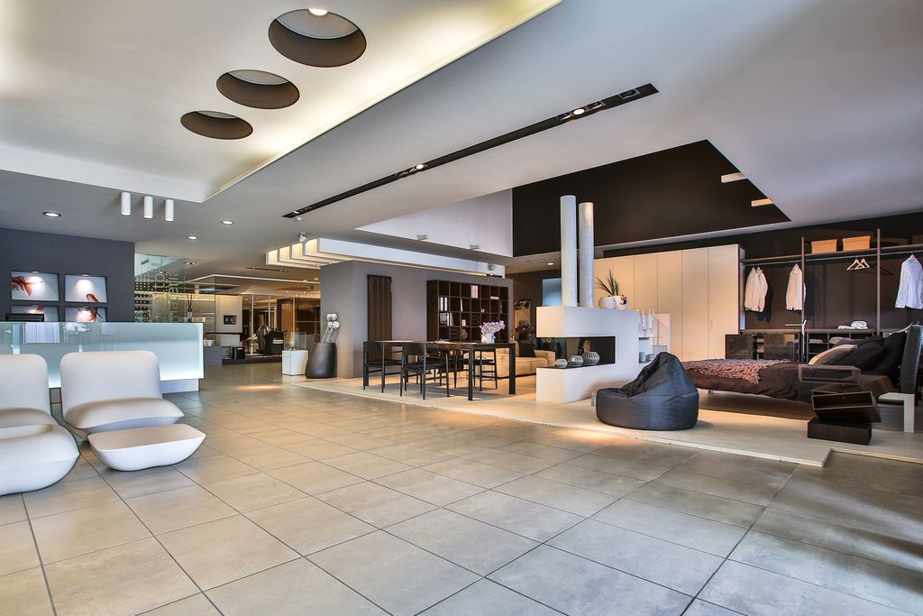 Per offrire sempre di più alla clientela, la società ha inserito nell’offerta una selezione di marchi prestigiosi di cucine, oggettistica e complementi di arredo, mentre ora sta introducendo anche l’ arredamento