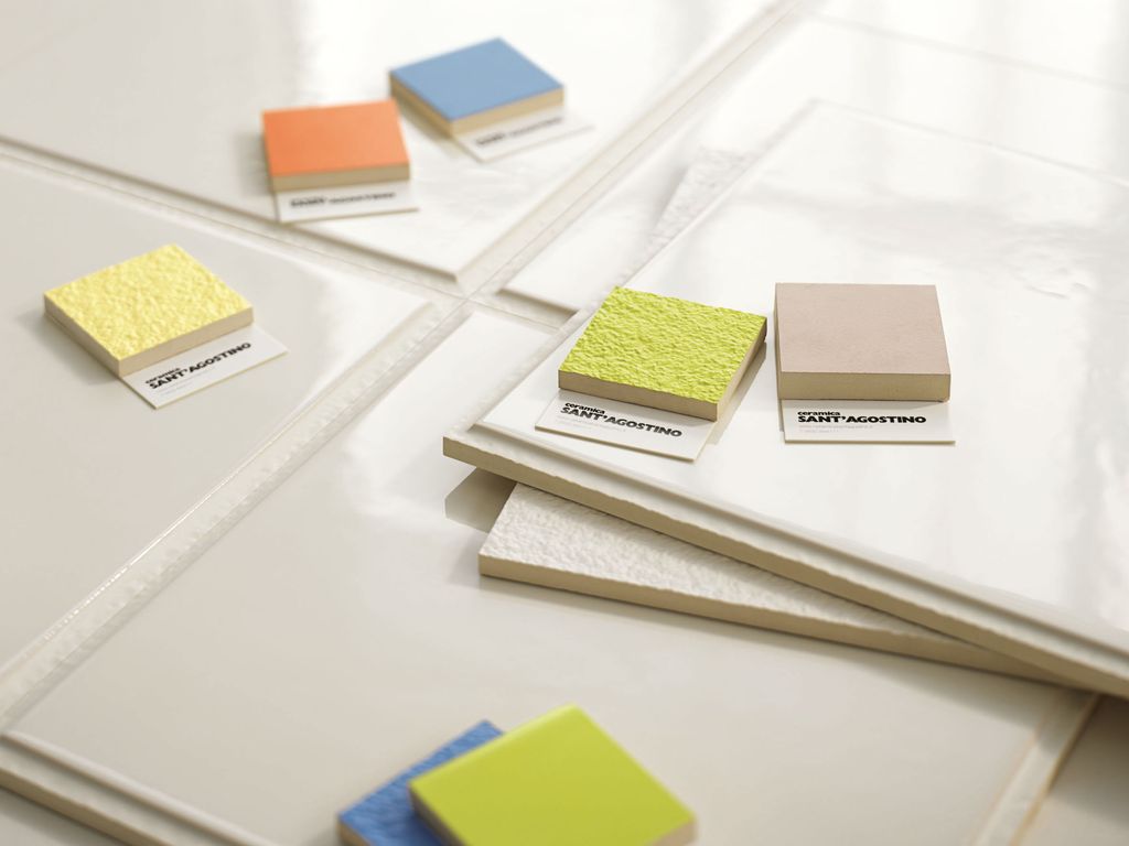 Gli spessori dei moduli, 8 mm per la fuga tridimensionale e 12 mm per la superficie strutturale, sono realizzati in due tipologie di superfici: una rocciosa, materica, grezza e l’altra leggermente mossa, che ricorda le preziose ceramiche artigianali italiane (foto Ceramica Sant'Agostino)