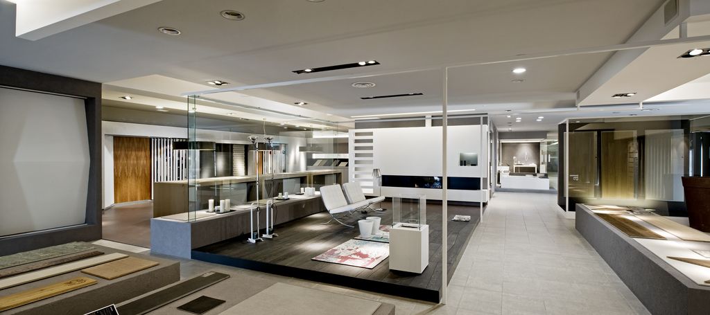 Due showroom, allestiti secondo un concept moderno e funzionale, propongono un assortimento molto ampio di finiture di fascia alta e medio-alta