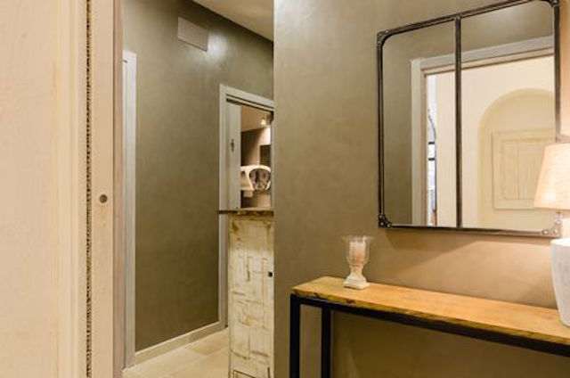 Uno scorcio dei bagni, con un ampio antibagno sempre arredato nello stile del locale (foto Gregory Abbate)