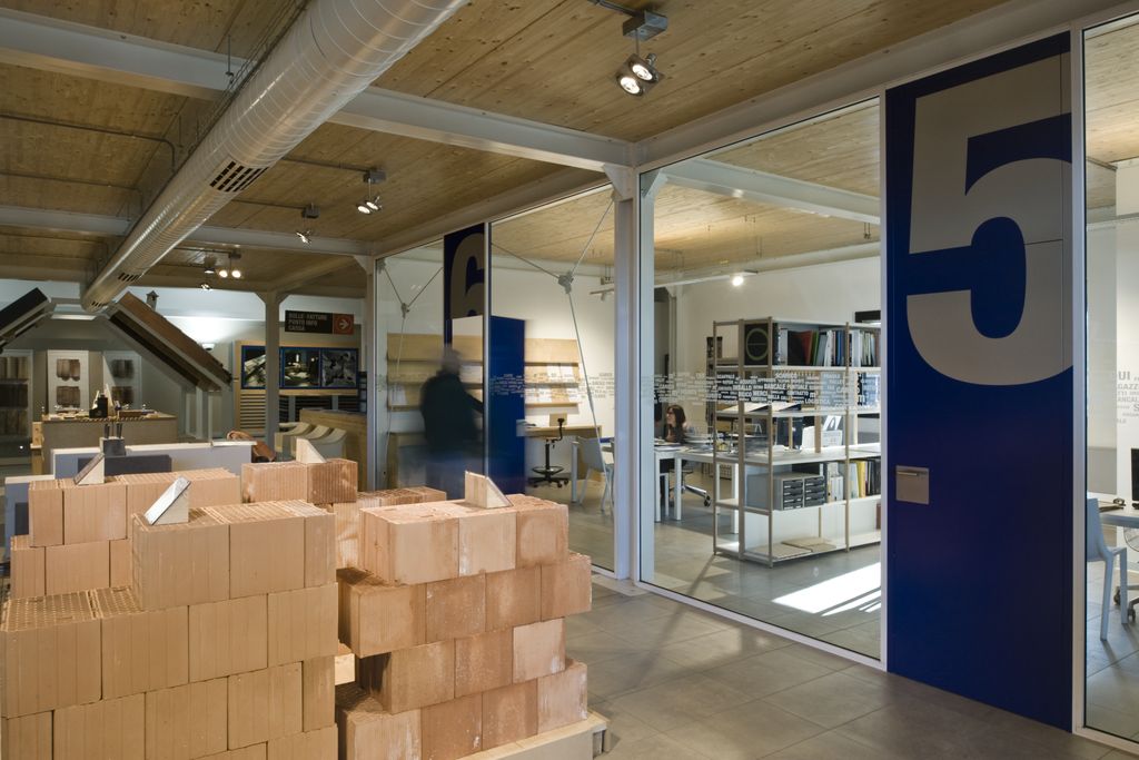 L’azienda si avvale di 33 dipendenti e nel 2014 ha realizzato un fatturato pari a 10 milioni e 300mila euro, di cui il 40 per cento è realizzato con il materiale edile