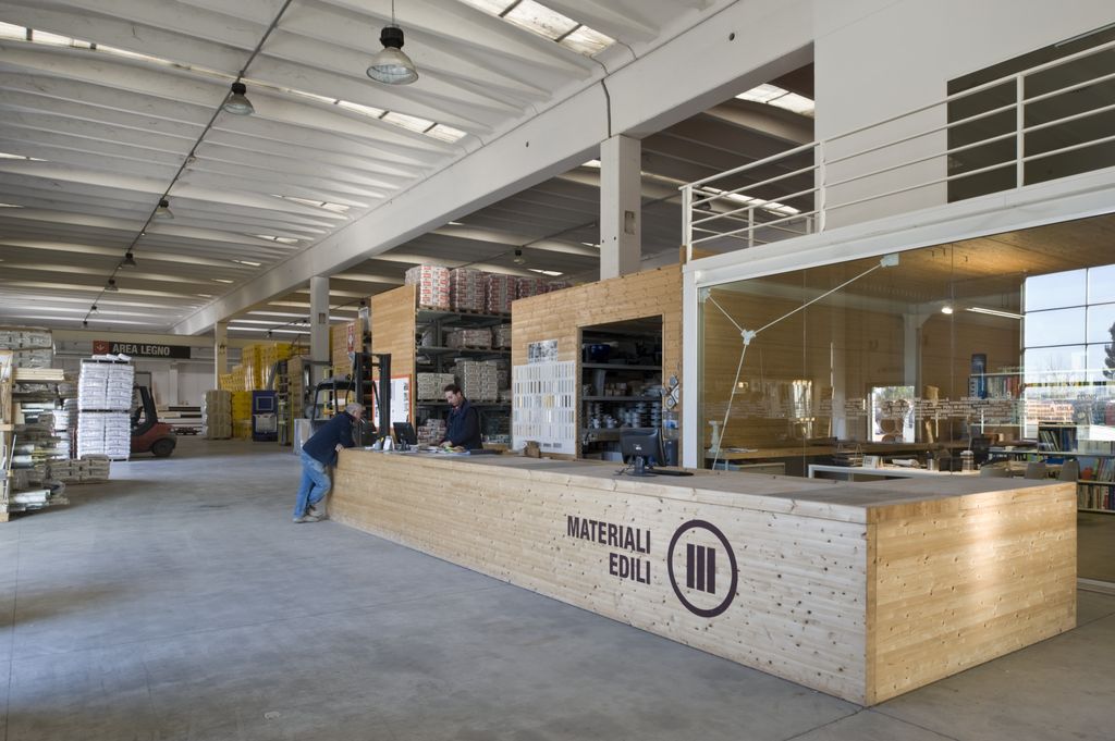 Nel reparto Edilizia tre geometri affiancano i venditori per risolvere i problemi tecnici dei clienti