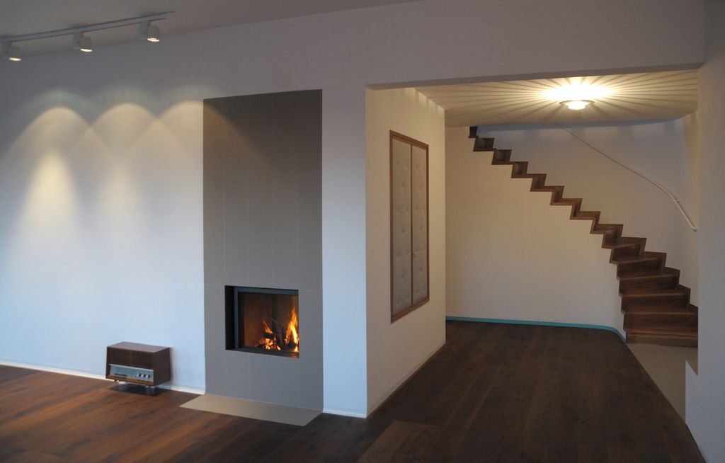 La zona ingresso e il soggiorno sono state aperte e ora l’ambiente è unico. Una “striscia” di parete che ospita il camino e un inserto nel pavimento sono rivestiti in gres (foto di Angelo Aloisi)