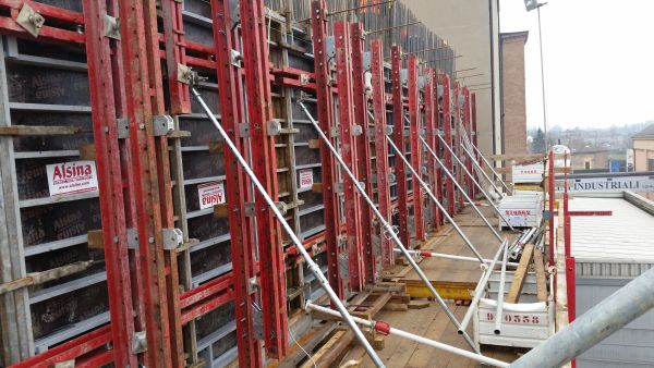 Per la casseratura esterna dell’area delle tramogge è stato utilizzato il sistema Rampante Multiform Alsina, composto da pannelli metallici di spessore 15 cm alti 3,00 mt del sistema Alsina Alisply.