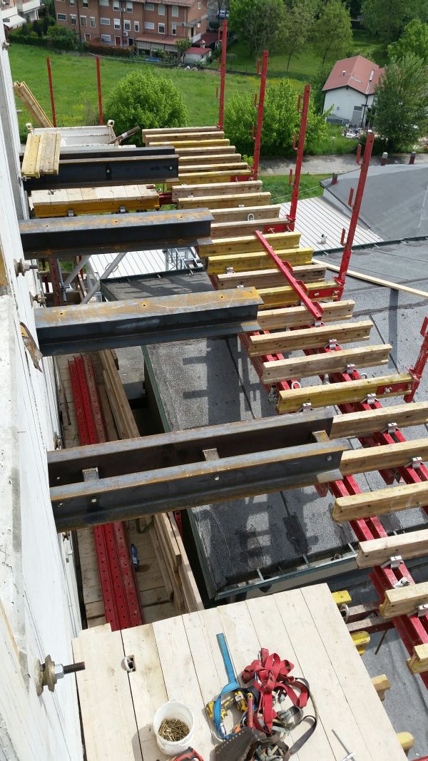 La costruzione del corpo a sbalzo superiore ha visto l’impiego di profilati metallici e casseforme «appese», con un recupero dell’intera attrezzatura.